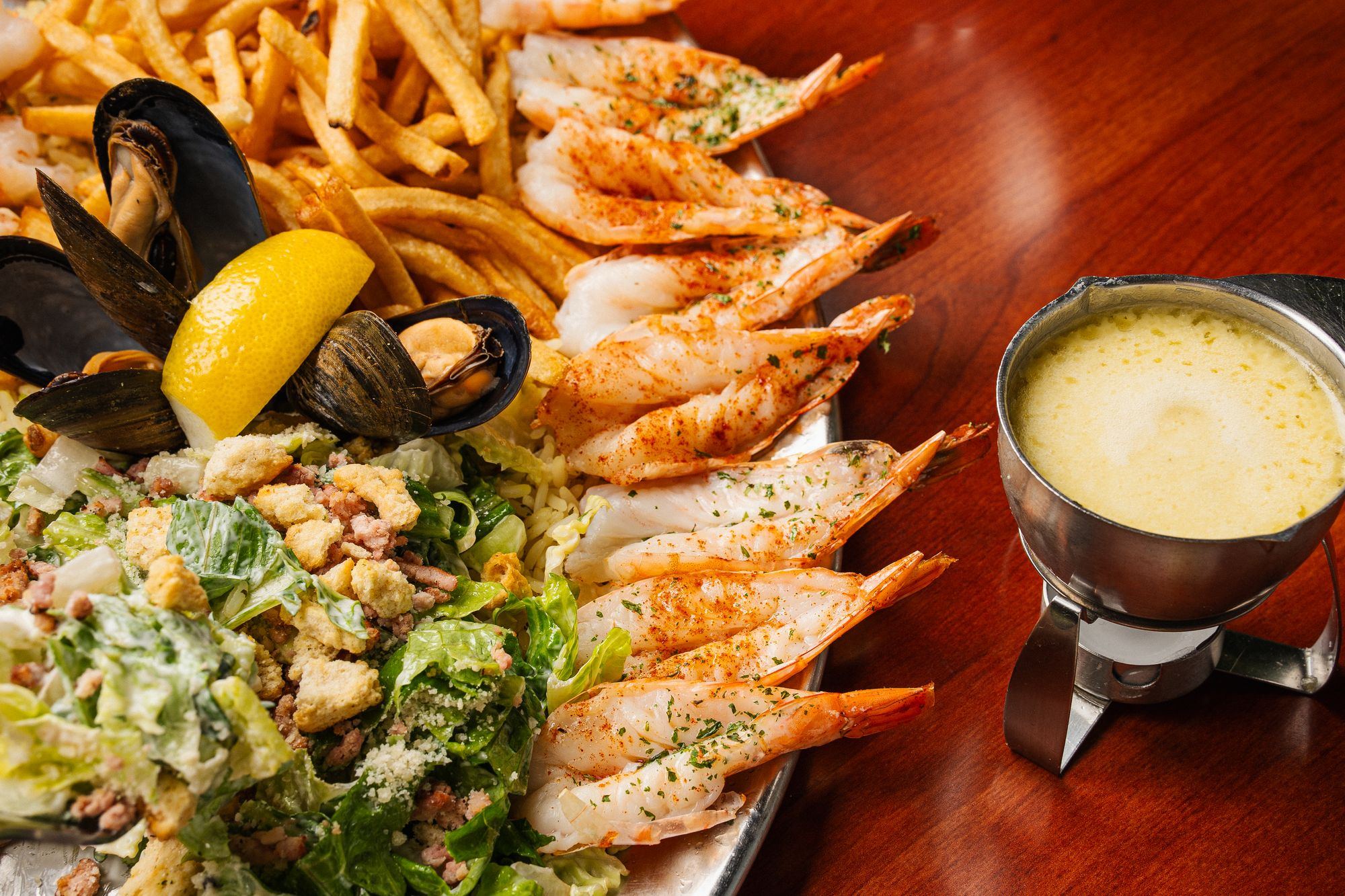 Festin de crevettes avec frites, salade césar et crème d’ail