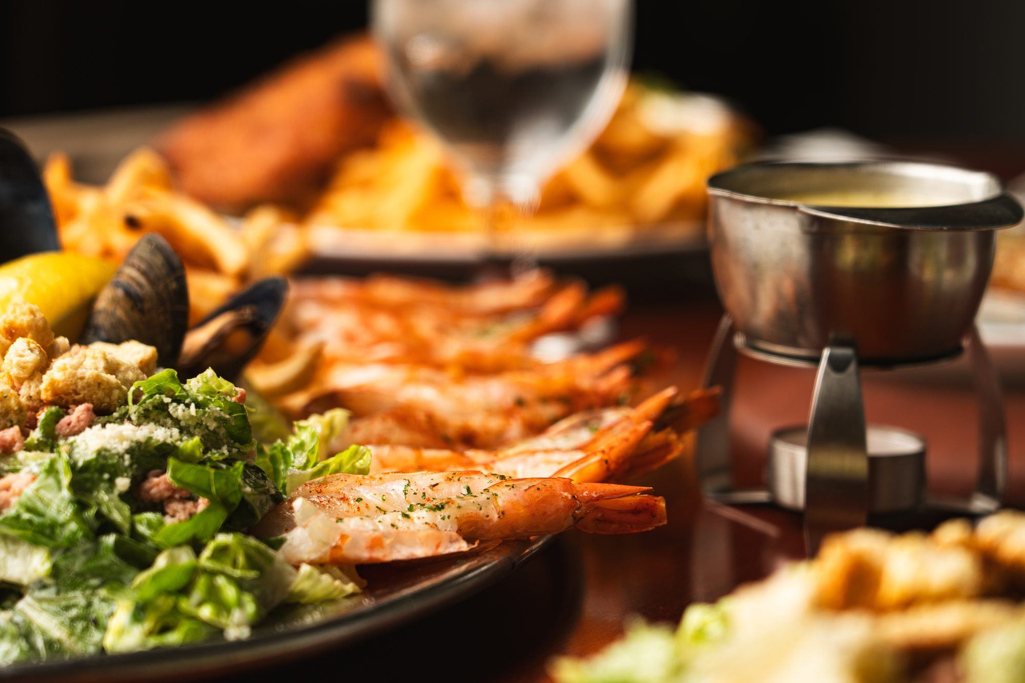 Tablée : crevettes, salade césar et chaudron de crème d’ail
